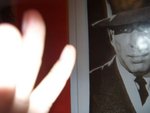 30 Felix seine Hand vor Humphrey Bogart